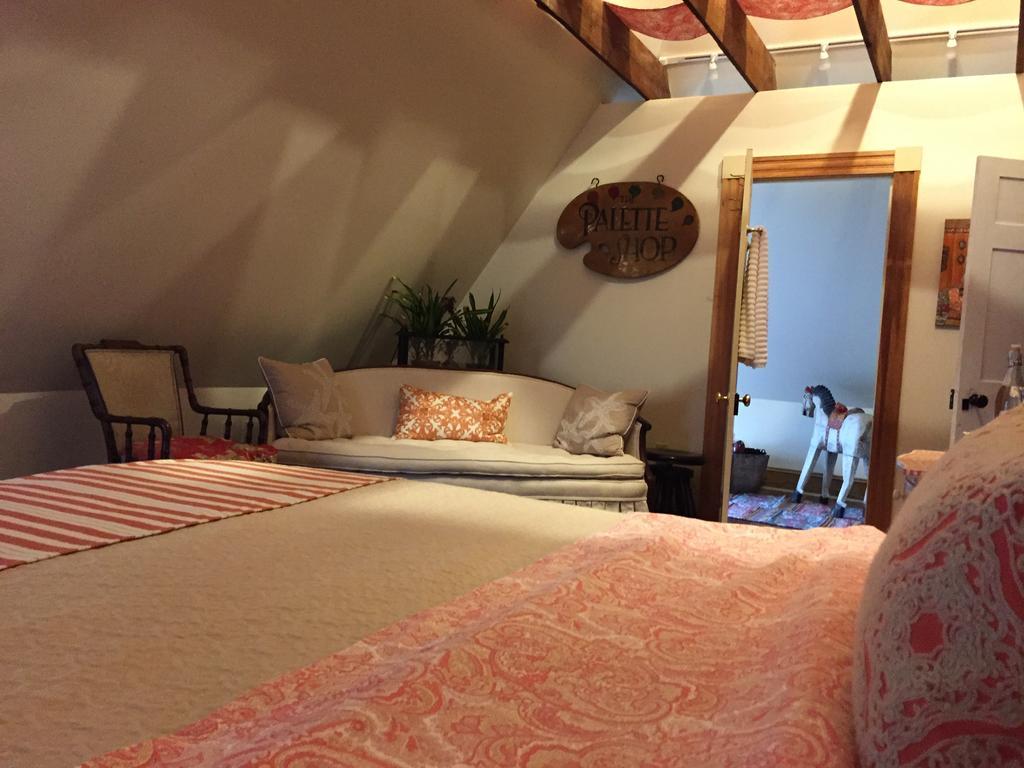 10 Clarke Bed & Breakfast Фредерик Екстериор снимка